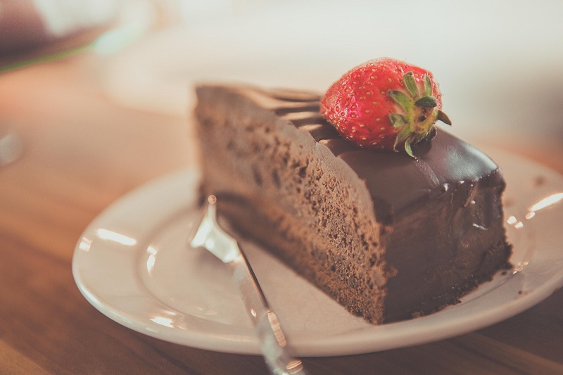 Receita de Bolo de Chocolate com Morangos em Cima: Aprenda a Fazer a Delícia Perfeita